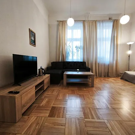 Louna אכסניה
